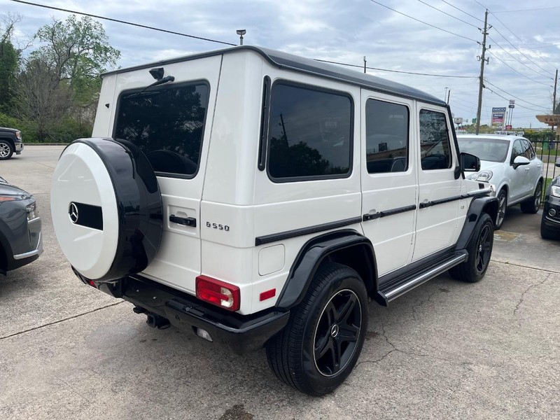 Mercedes-Benz G-Class Vehicle Full-screen Gallery Image 06