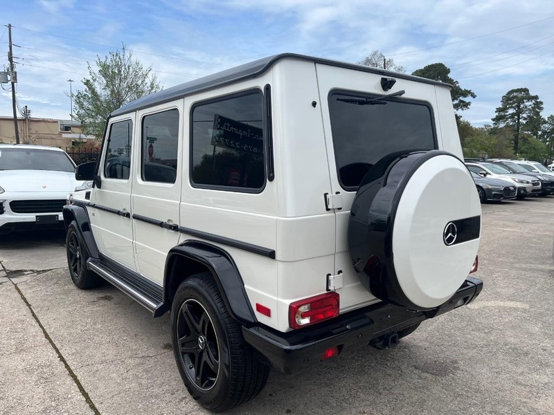 Mercedes-Benz G-Class Vehicle Full-screen Gallery Image 08