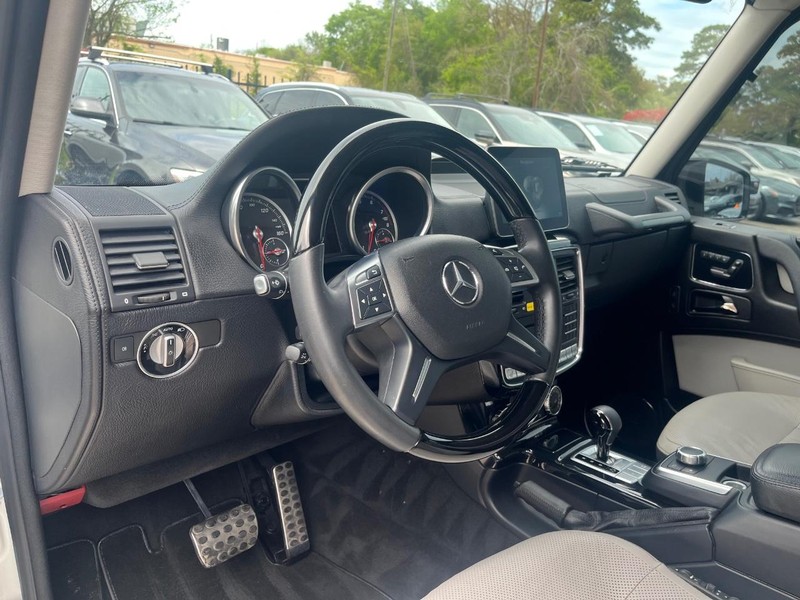 Mercedes-Benz G-Class Vehicle Full-screen Gallery Image 10