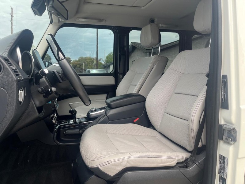 Mercedes-Benz G-Class Vehicle Full-screen Gallery Image 11