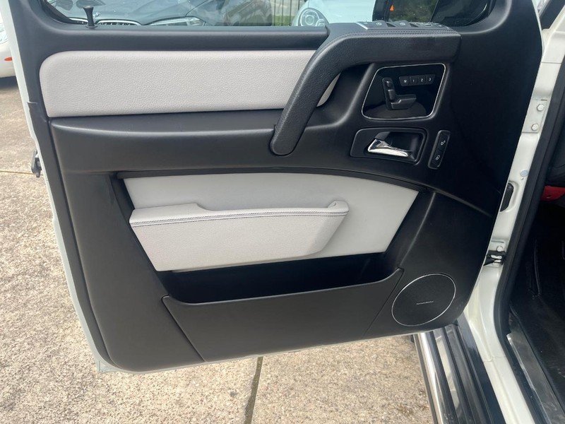 Mercedes-Benz G-Class Vehicle Full-screen Gallery Image 12