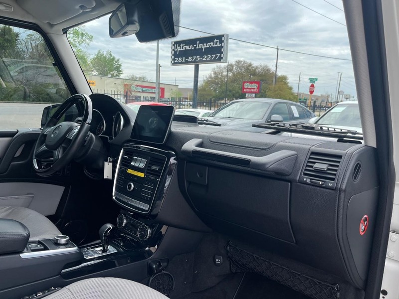 Mercedes-Benz G-Class Vehicle Full-screen Gallery Image 13