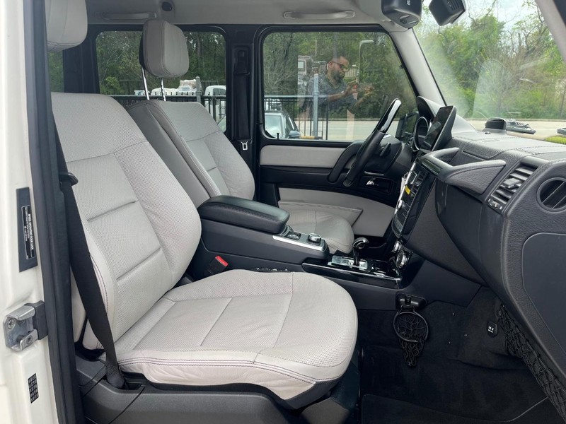 Mercedes-Benz G-Class Vehicle Full-screen Gallery Image 14