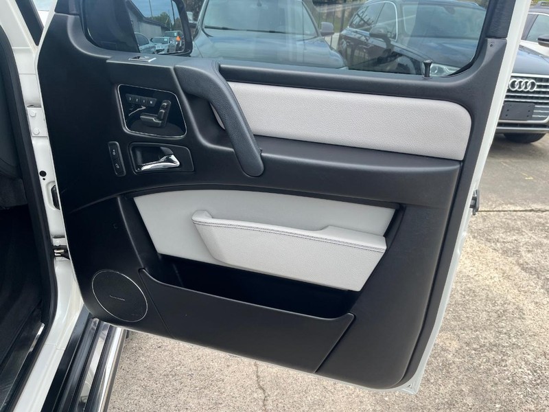 Mercedes-Benz G-Class Vehicle Full-screen Gallery Image 15