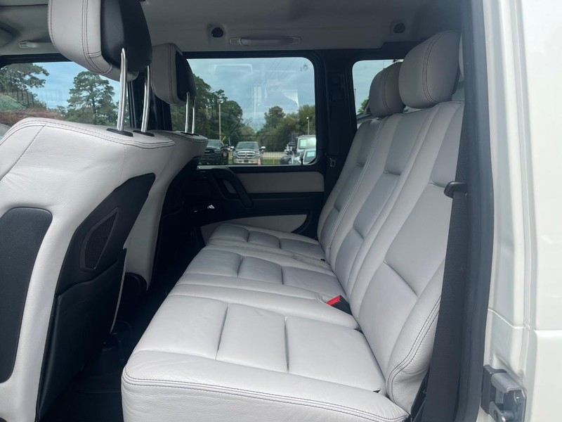 Mercedes-Benz G-Class Vehicle Full-screen Gallery Image 16