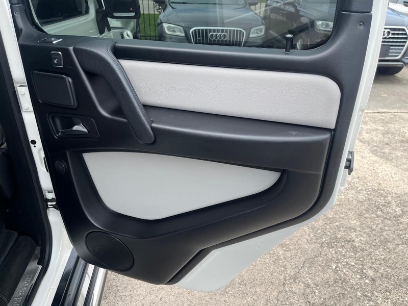 Mercedes-Benz G-Class Vehicle Full-screen Gallery Image 17