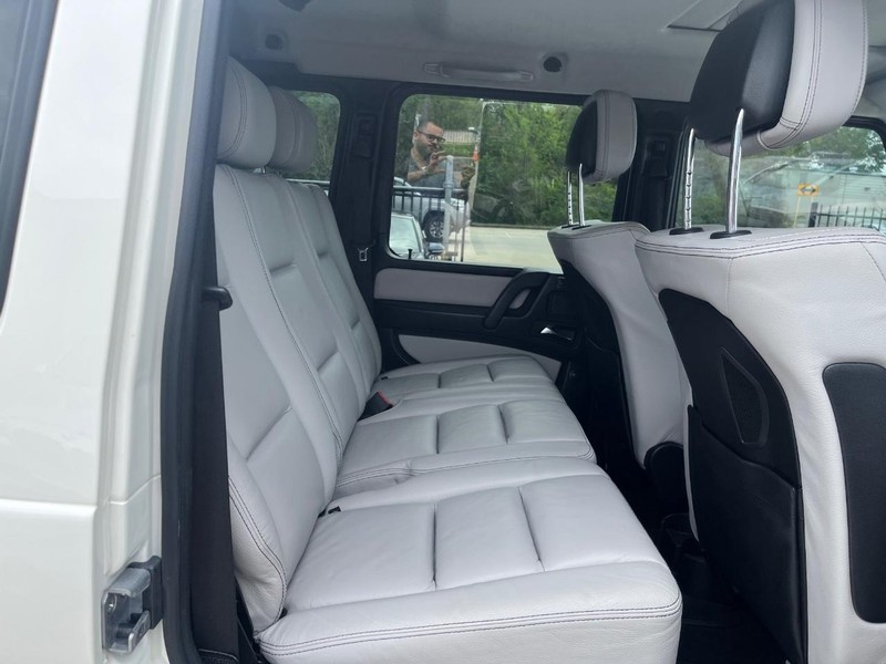 Mercedes-Benz G-Class Vehicle Full-screen Gallery Image 18