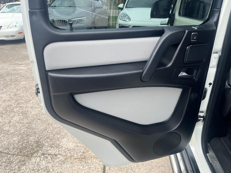 Mercedes-Benz G-Class Vehicle Full-screen Gallery Image 19