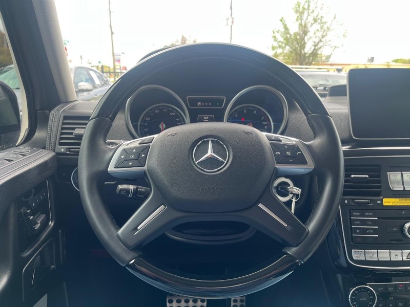 Mercedes-Benz G-Class Vehicle Full-screen Gallery Image 20