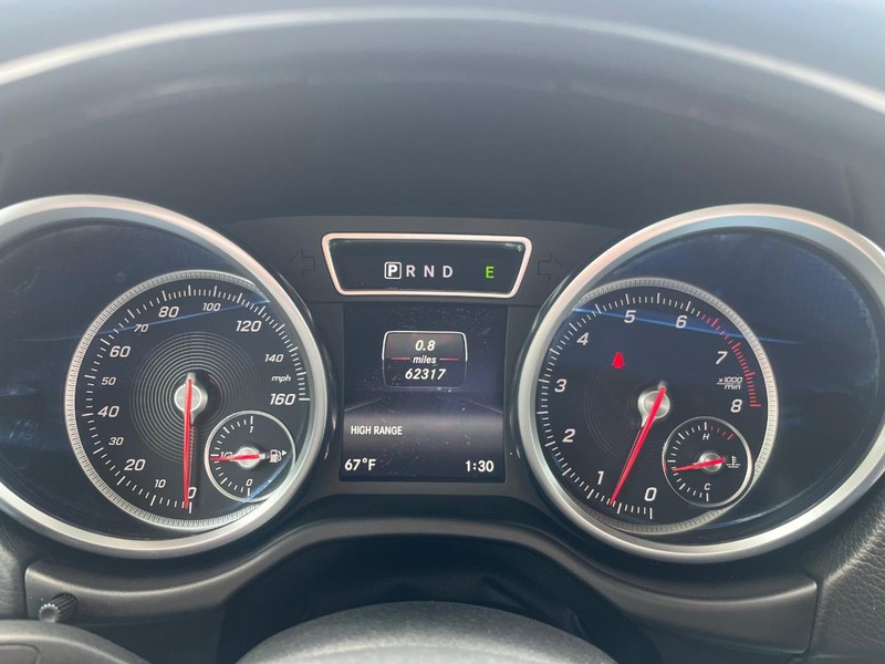 Mercedes-Benz G-Class Vehicle Full-screen Gallery Image 21