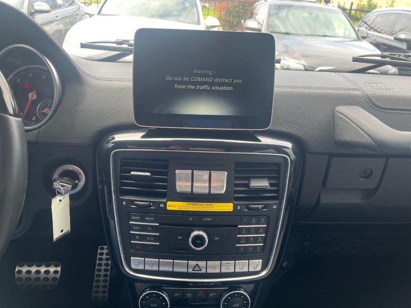 Mercedes-Benz G-Class Vehicle Full-screen Gallery Image 22