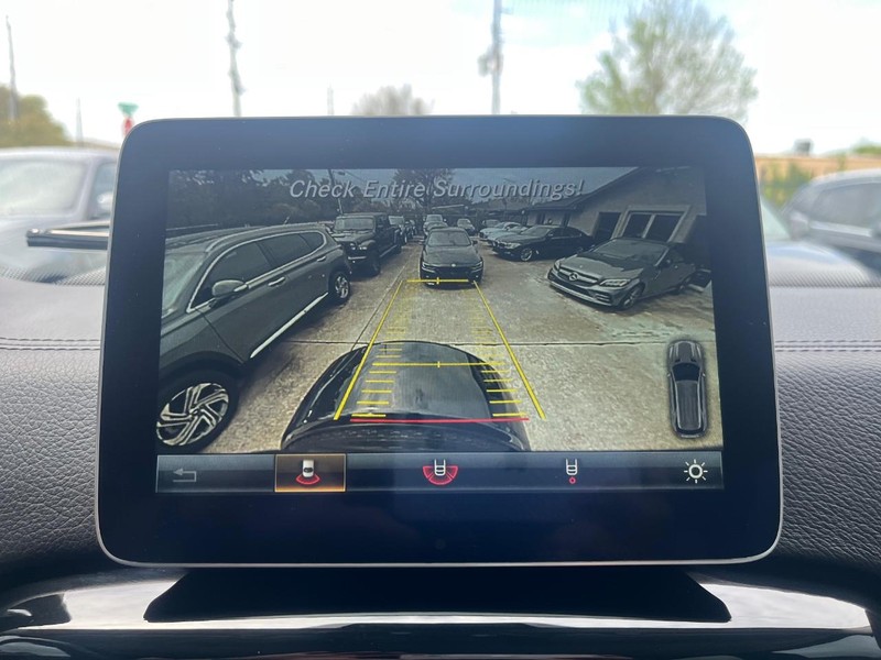 Mercedes-Benz G-Class Vehicle Full-screen Gallery Image 24