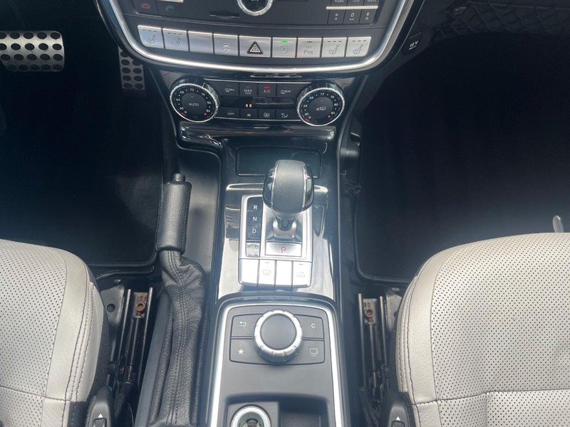 Mercedes-Benz G-Class Vehicle Full-screen Gallery Image 25