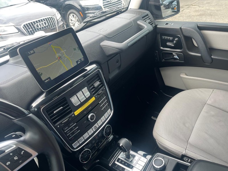 Mercedes-Benz G-Class Vehicle Full-screen Gallery Image 26