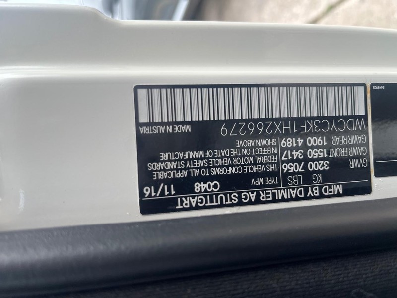 Mercedes-Benz G-Class Vehicle Full-screen Gallery Image 29