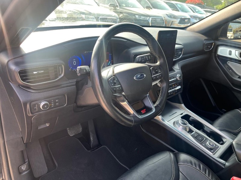 Ford Explorer Vehicle Full-screen Gallery Image 10