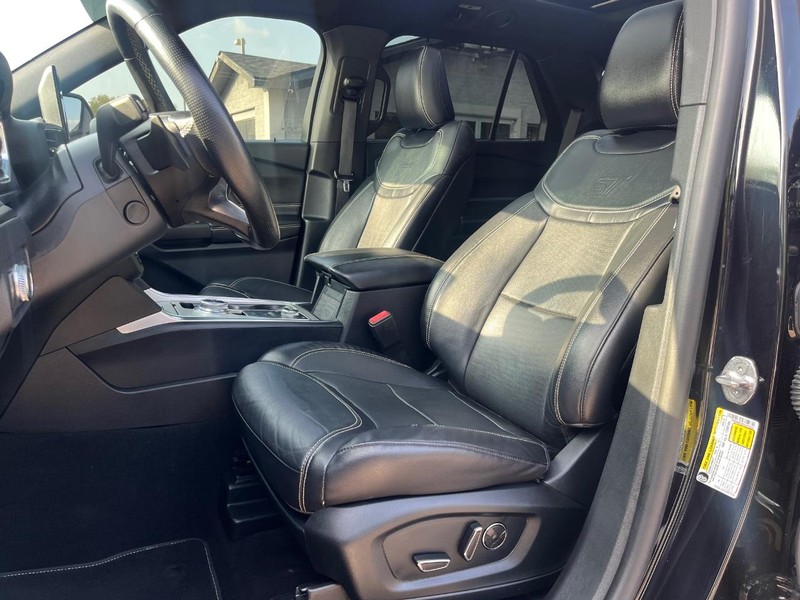 Ford Explorer Vehicle Full-screen Gallery Image 11