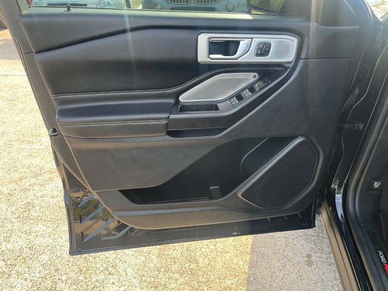 Ford Explorer Vehicle Full-screen Gallery Image 12