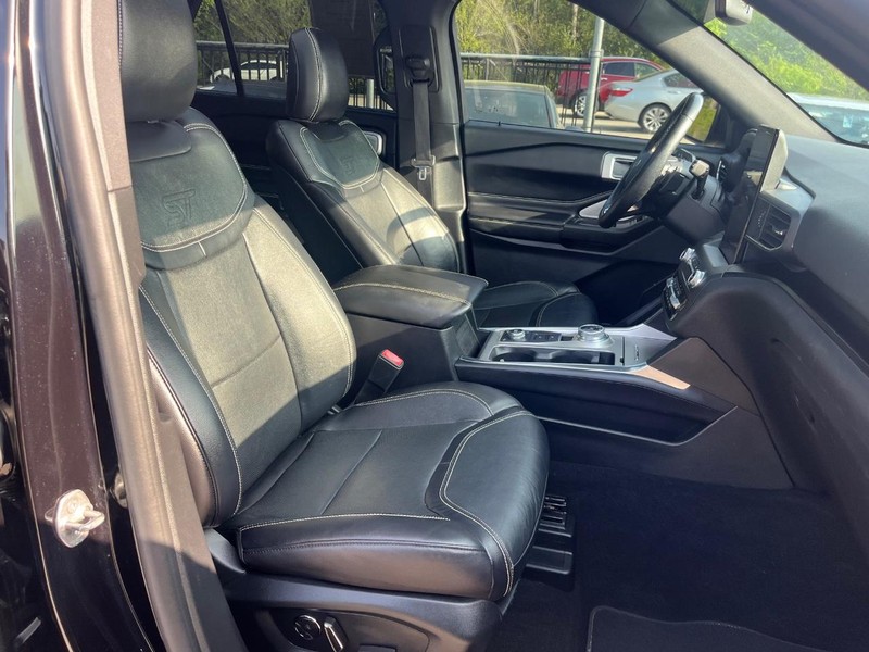 Ford Explorer Vehicle Full-screen Gallery Image 14