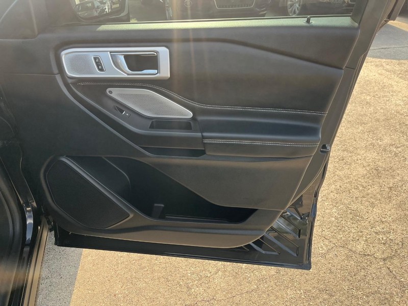 Ford Explorer Vehicle Full-screen Gallery Image 15