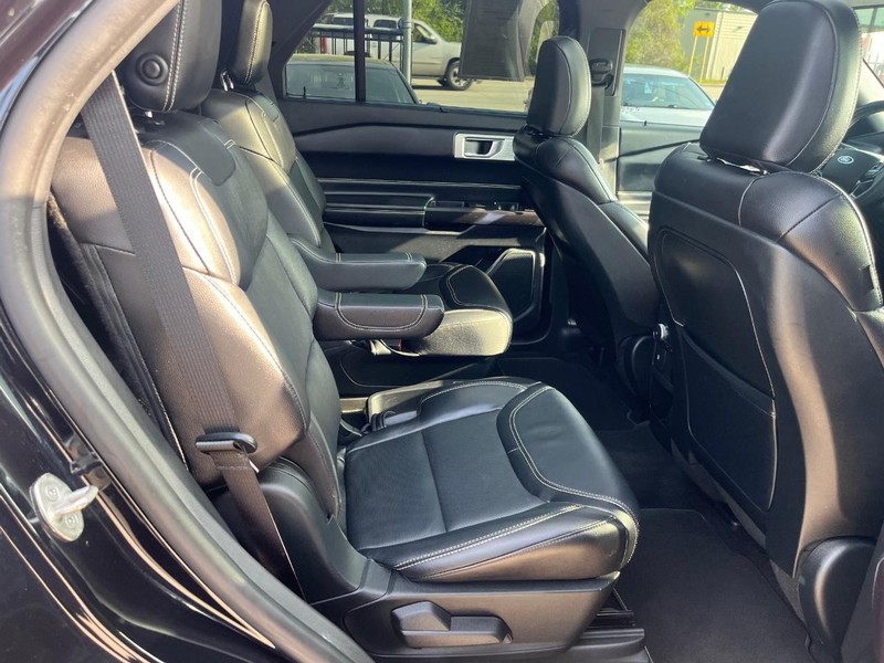 Ford Explorer Vehicle Full-screen Gallery Image 16