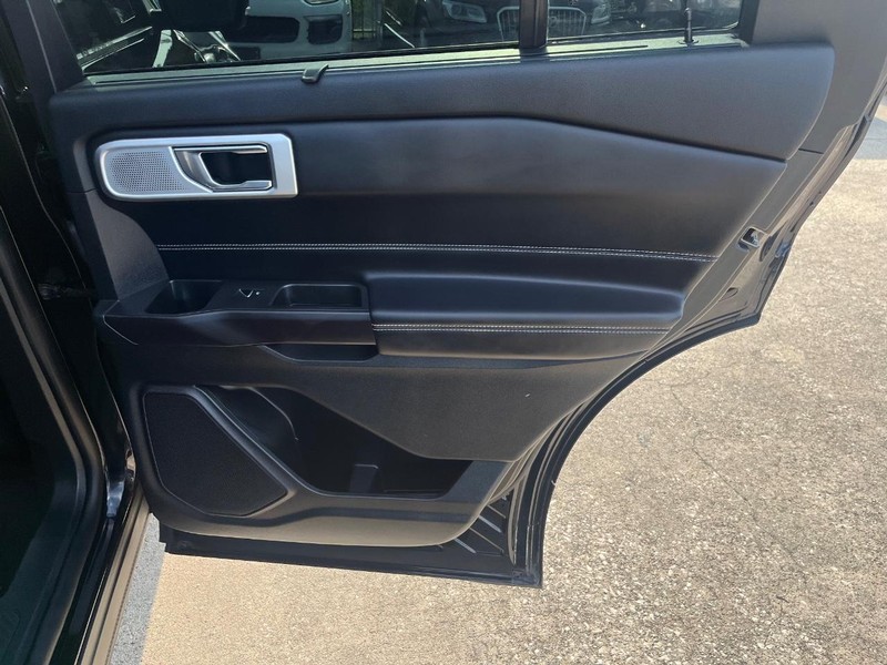 Ford Explorer Vehicle Full-screen Gallery Image 17