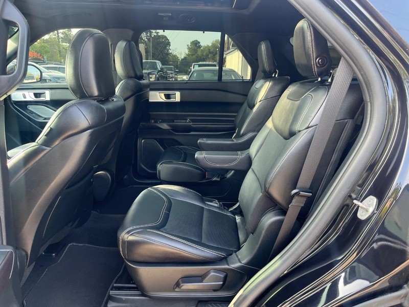 Ford Explorer Vehicle Full-screen Gallery Image 18