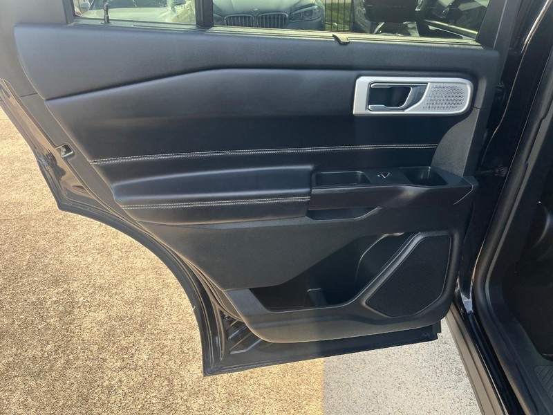 Ford Explorer Vehicle Full-screen Gallery Image 19
