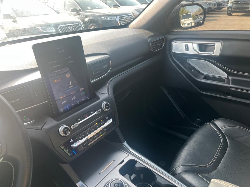 Ford Explorer Vehicle Full-screen Gallery Image 28