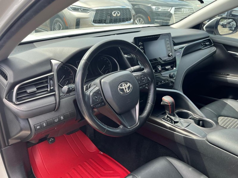 Toyota Camry Vehicle Full-screen Gallery Image 10