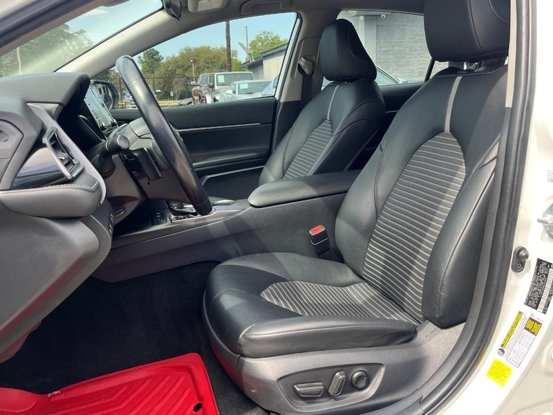 Toyota Camry Vehicle Full-screen Gallery Image 11