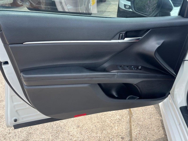 Toyota Camry Vehicle Full-screen Gallery Image 12