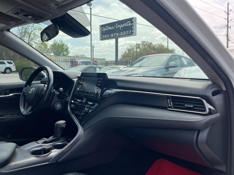 Toyota Camry Vehicle Full-screen Gallery Image 13