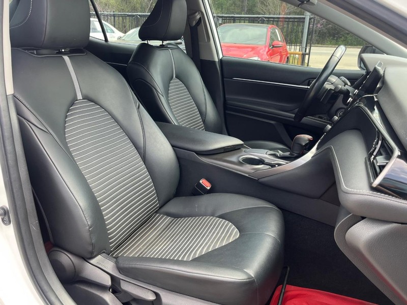 Toyota Camry Vehicle Full-screen Gallery Image 14