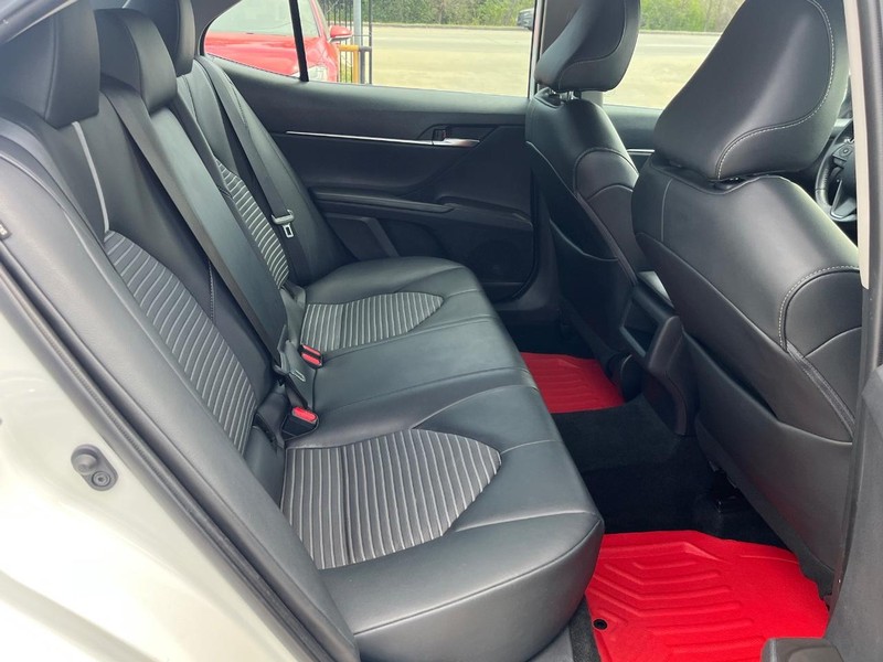 Toyota Camry Vehicle Full-screen Gallery Image 16
