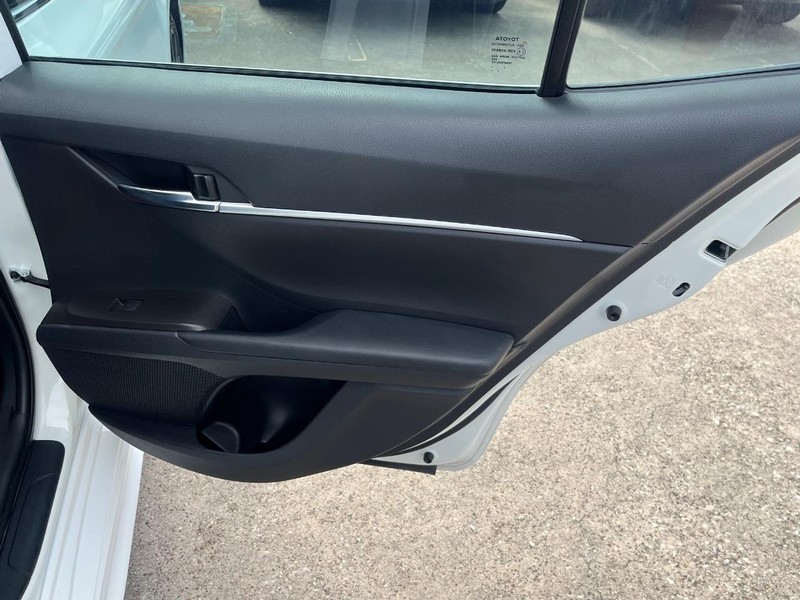 Toyota Camry Vehicle Full-screen Gallery Image 17