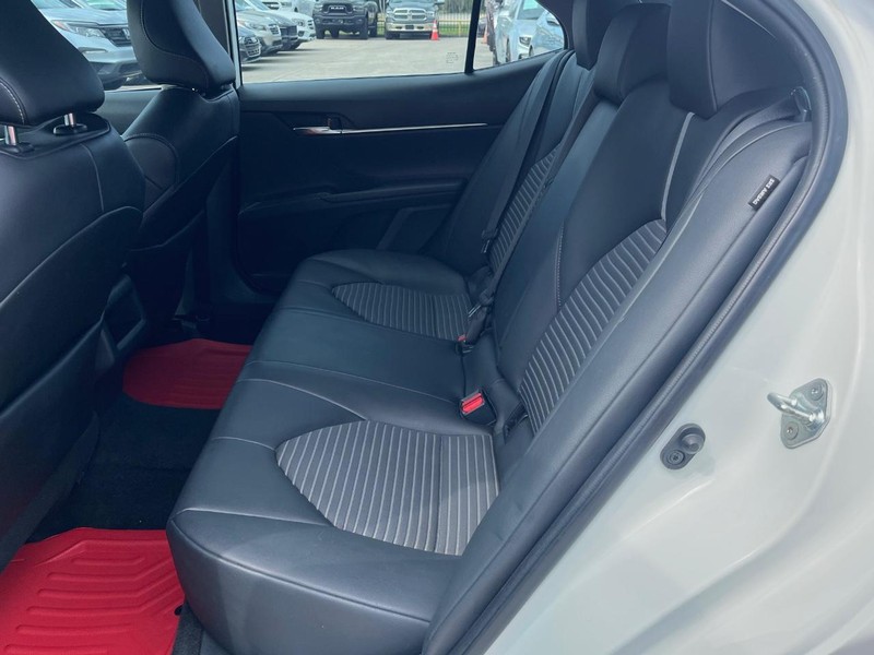 Toyota Camry Vehicle Full-screen Gallery Image 18