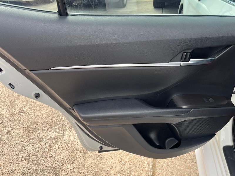 Toyota Camry Vehicle Full-screen Gallery Image 19
