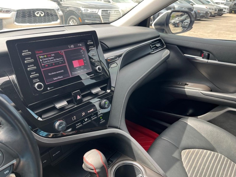 Toyota Camry Vehicle Full-screen Gallery Image 23