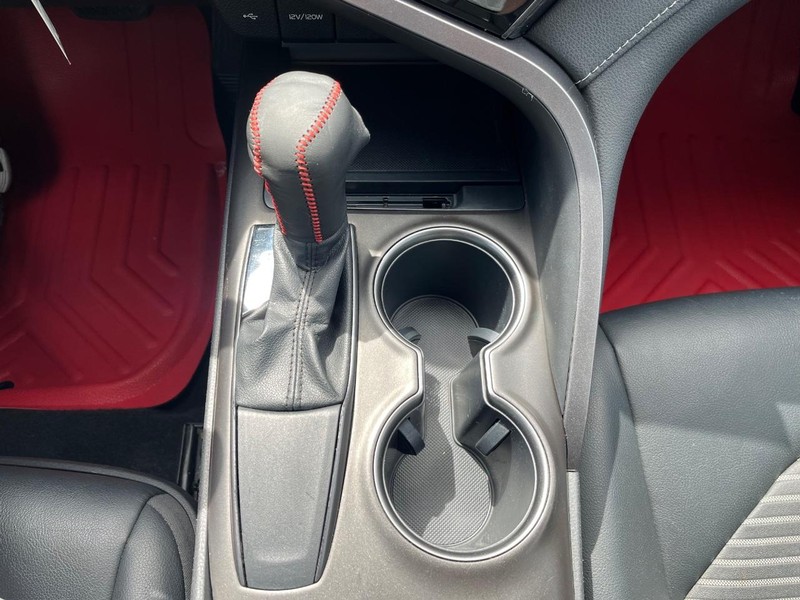 Toyota Camry Vehicle Full-screen Gallery Image 24