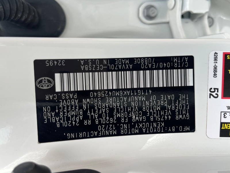 Toyota Camry Vehicle Full-screen Gallery Image 26
