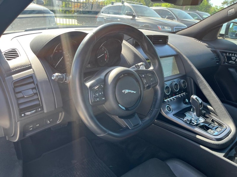 Jaguar F-Type Vehicle Full-screen Gallery Image 09