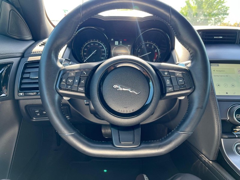 Jaguar F-Type Vehicle Full-screen Gallery Image 15