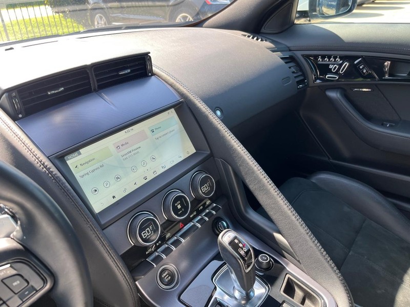 Jaguar F-Type Vehicle Full-screen Gallery Image 19