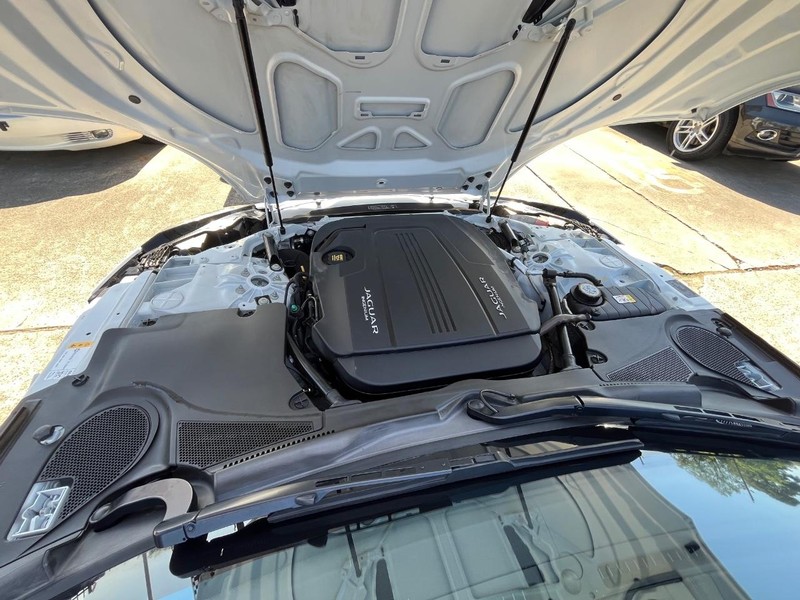 Jaguar F-Type Vehicle Full-screen Gallery Image 23