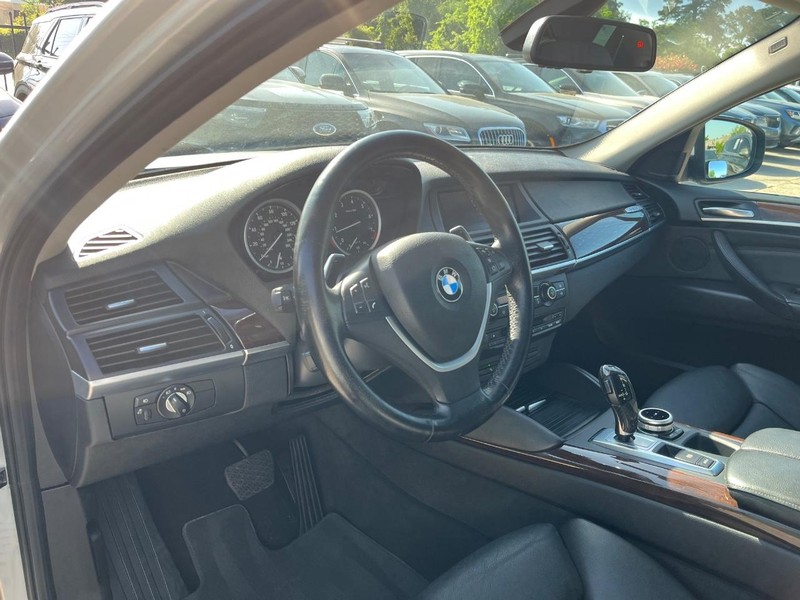 BMW X6 Vehicle Full-screen Gallery Image 09