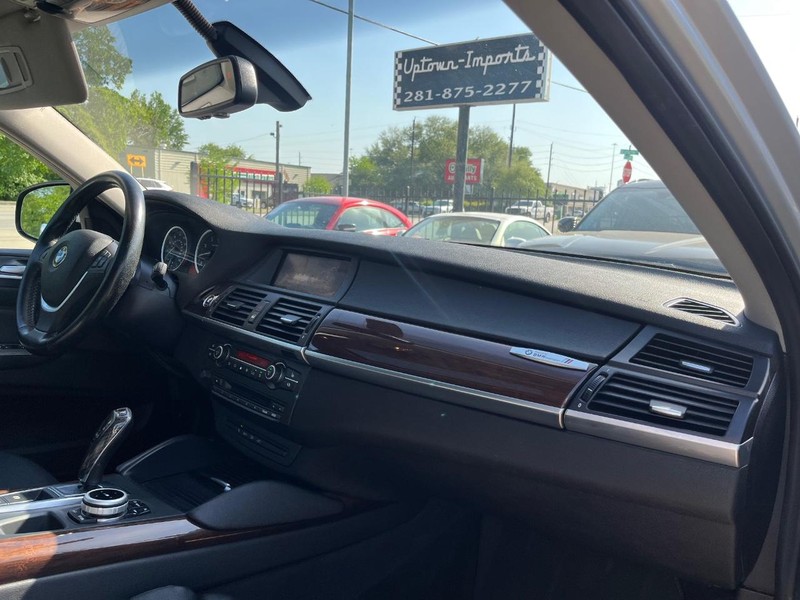 BMW X6 Vehicle Full-screen Gallery Image 12