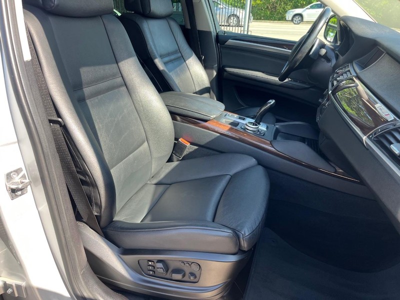 BMW X6 Vehicle Full-screen Gallery Image 13