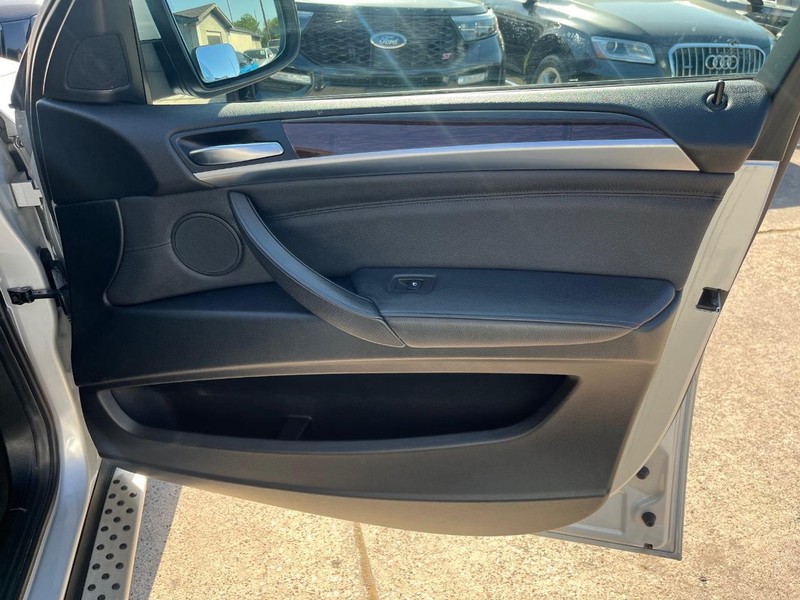 BMW X6 Vehicle Full-screen Gallery Image 14