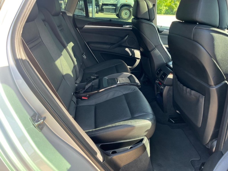 BMW X6 Vehicle Full-screen Gallery Image 15